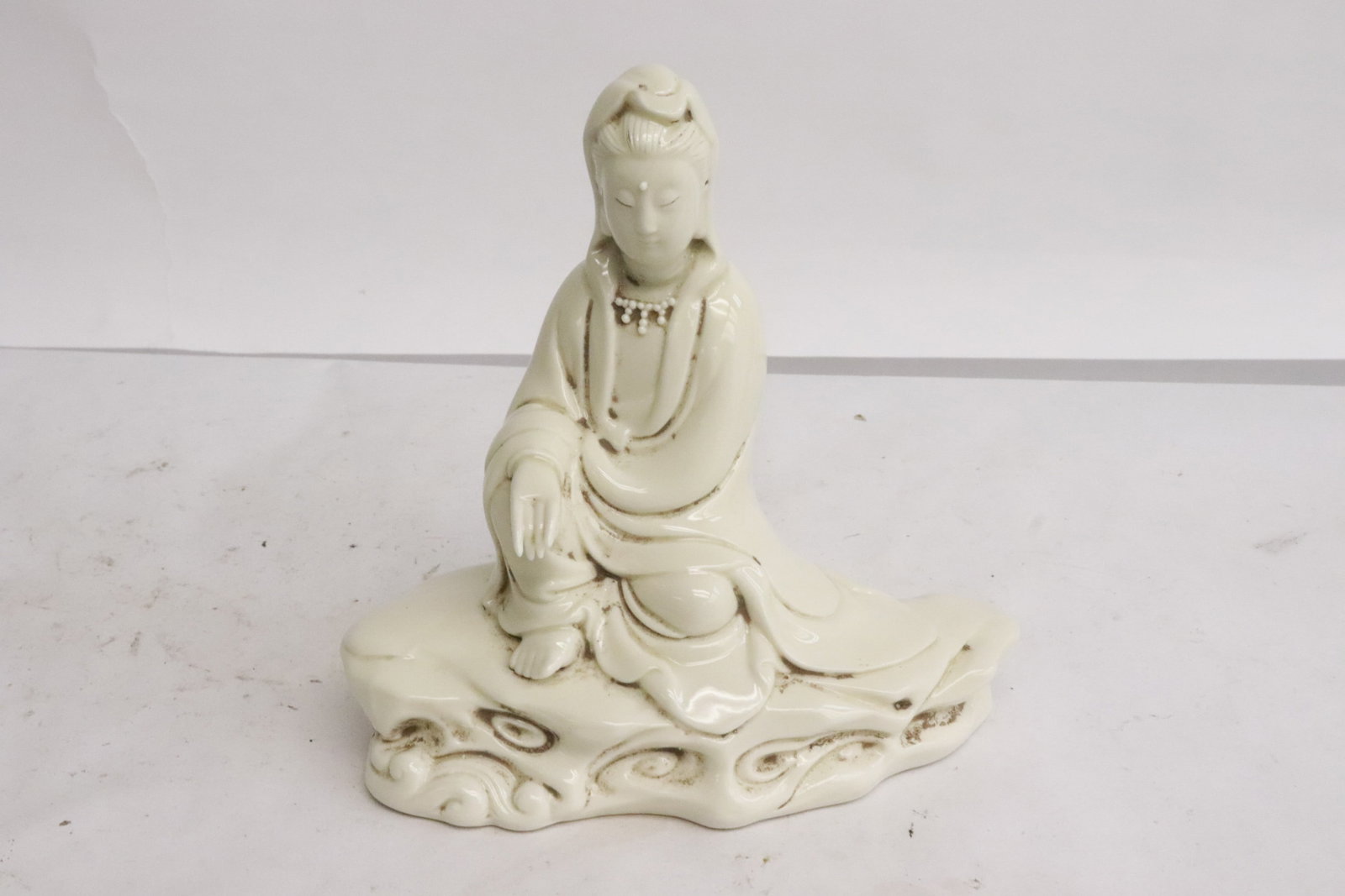 A blanc de shin Guanyin: A blanc de shin Guanyin, 5.2"H