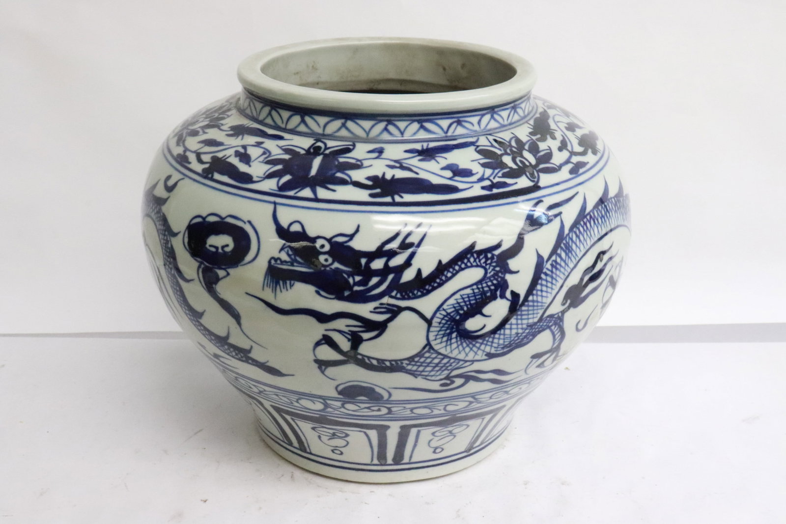 Fine chinese blue and white porcelain jar (1 of 6)
