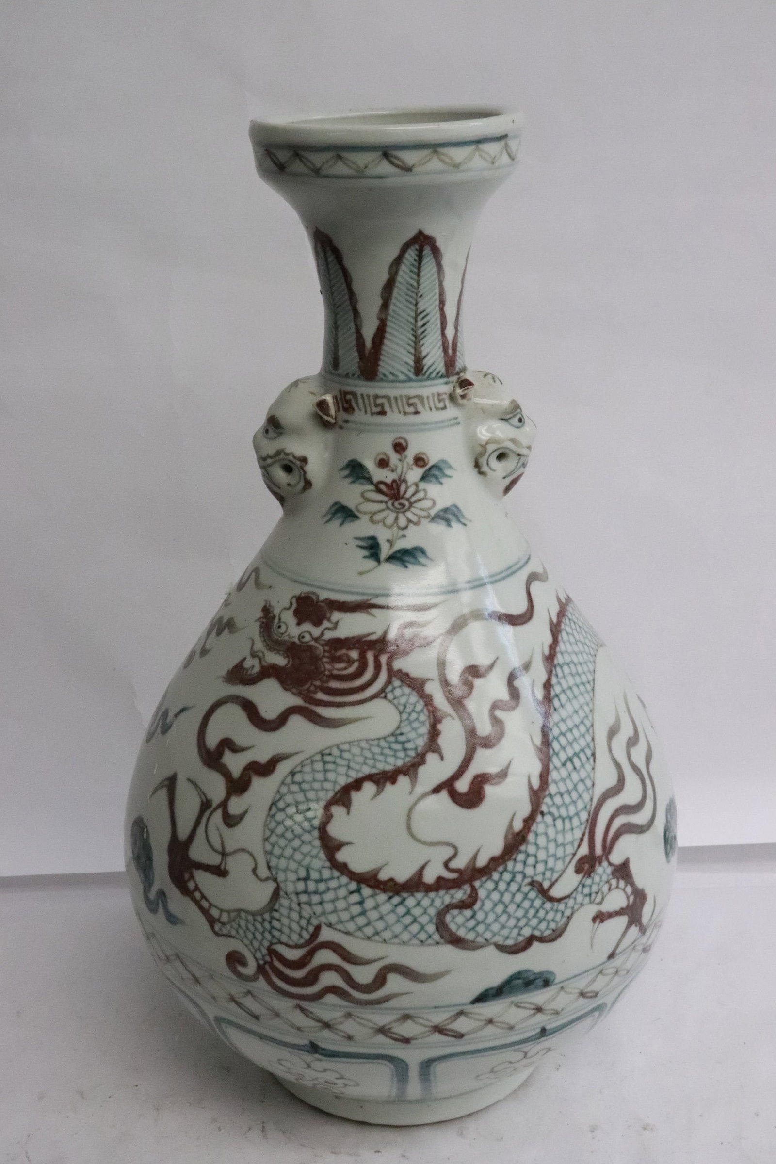 Chinese wucai porcelain vase (1 of 8)