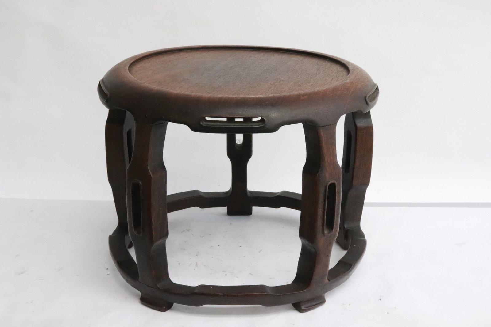 Large round table top stand - 2