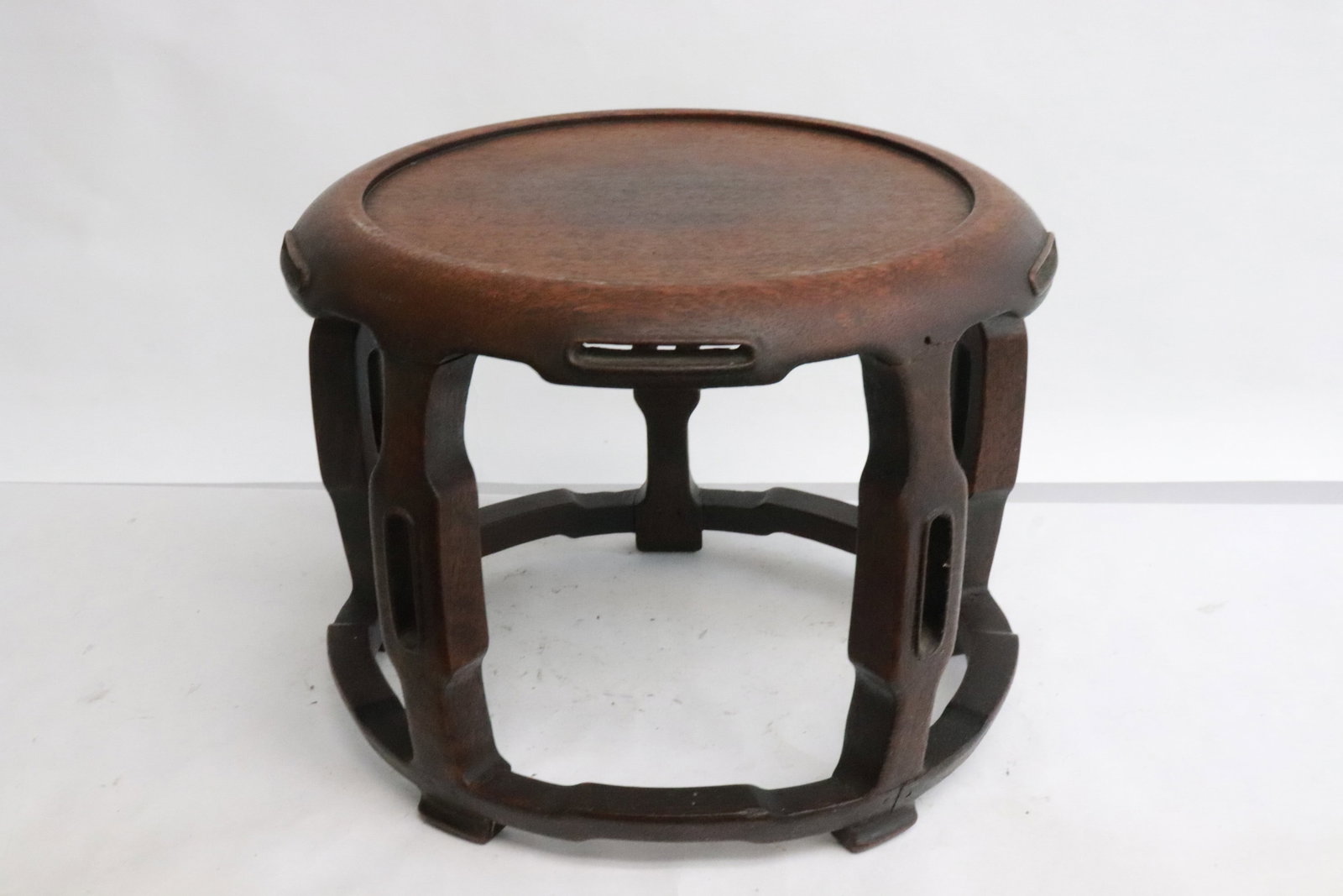 Large round table top stand - 3