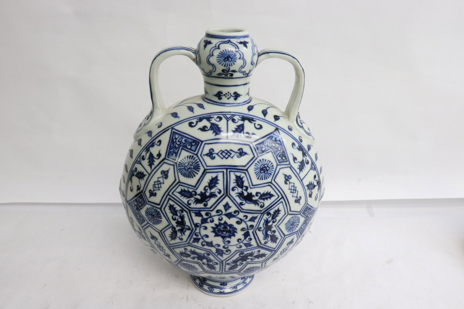 Fine Chinese blue and white porcelain flask (1 of 8)