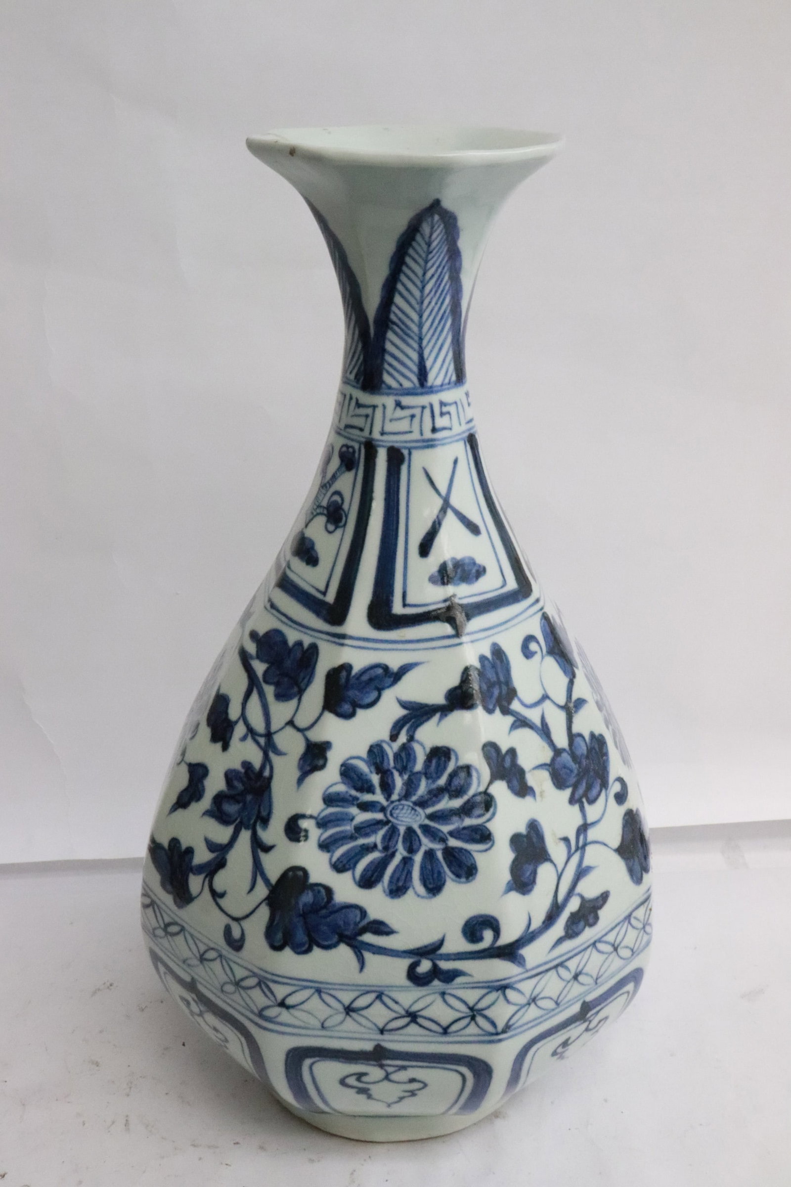 Fine Chinese blue and white porcelain vase: Fine Chinese blue and white porcelain vase, 13.65"x7.25"x7.25"