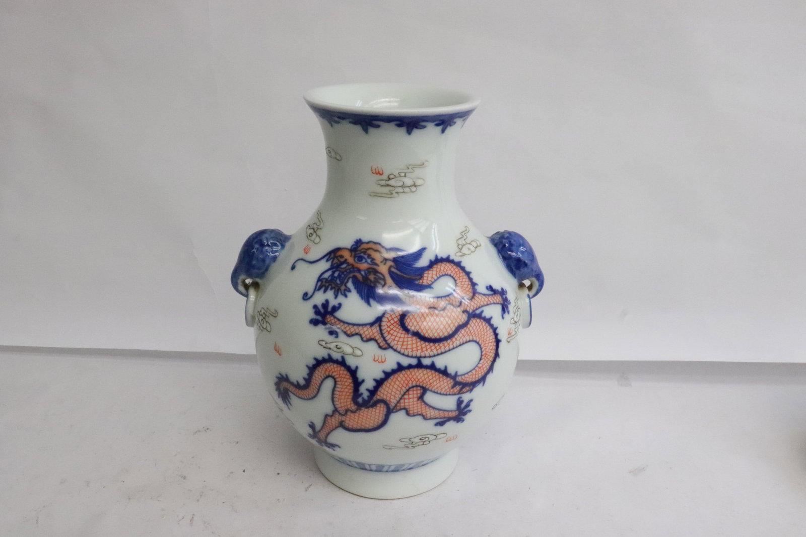 Fine Chinese wucai porcelain jar (1 of 8)