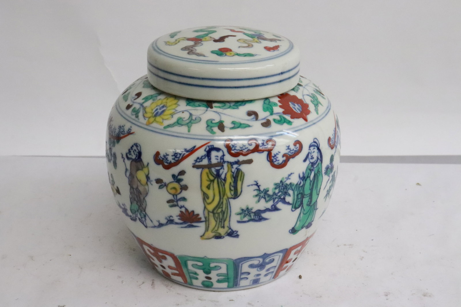 Fine Chinese wucai porcelain tea caddy (1 of 5)