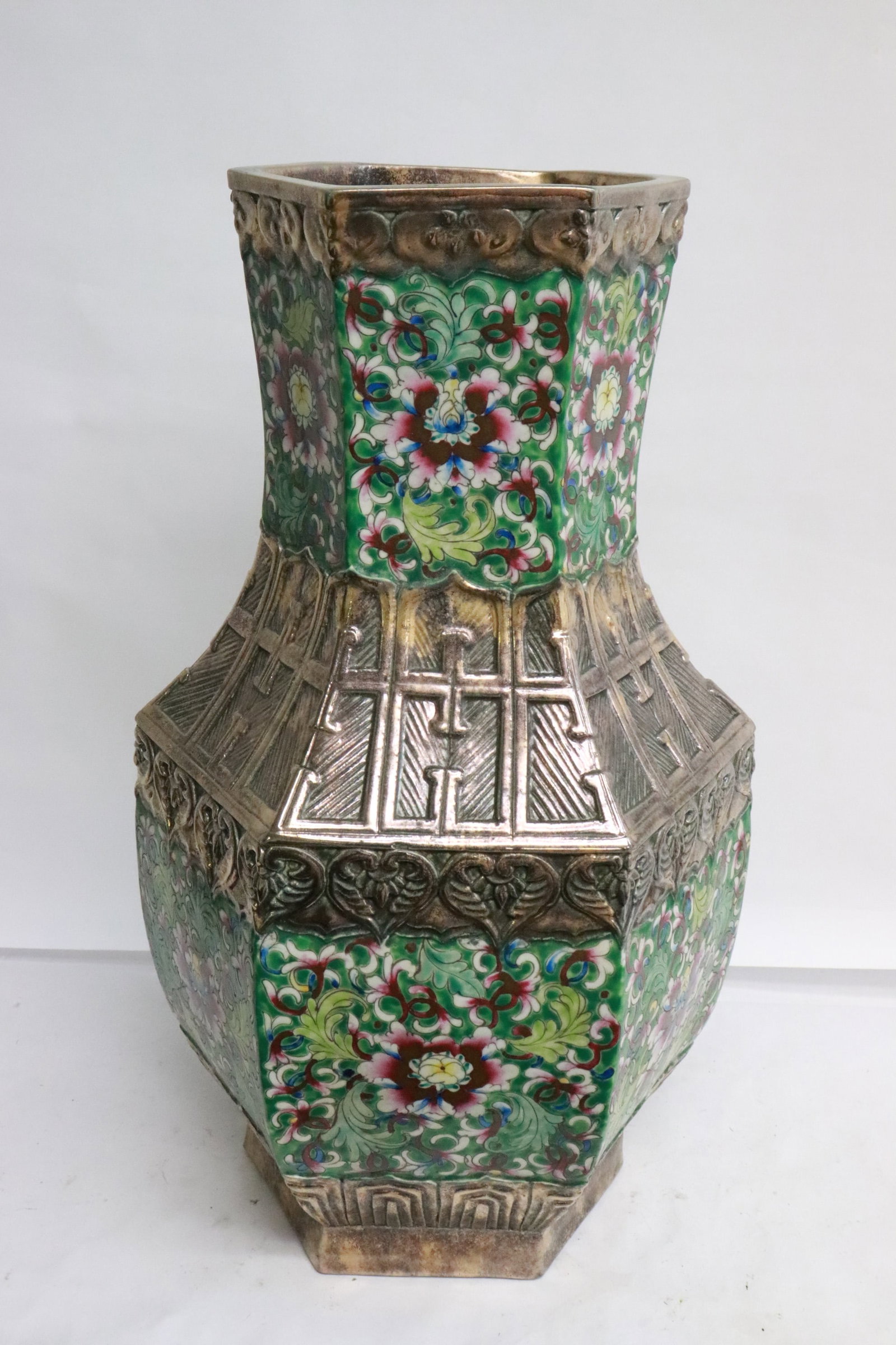 Large Chinese porcelain hexagonal porcelain vase: Large Chinese famille rose porcelain hexagonal porcelain vase, 16.2"x8.5"x8.6"