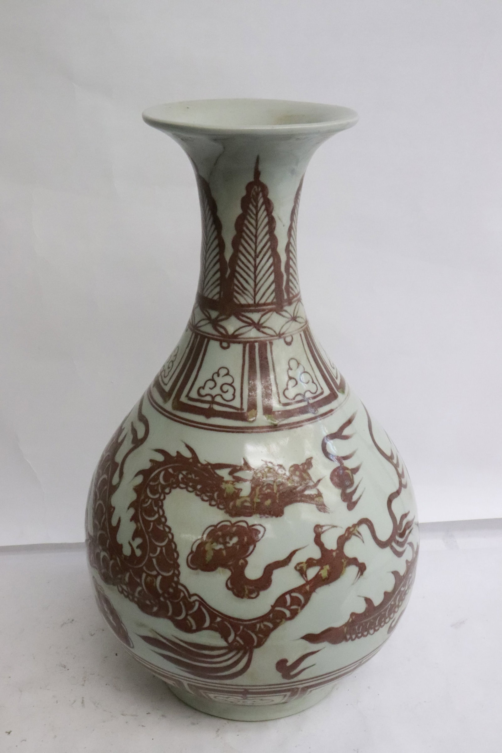 Chinese red and white porcelain vase (1 of 7)