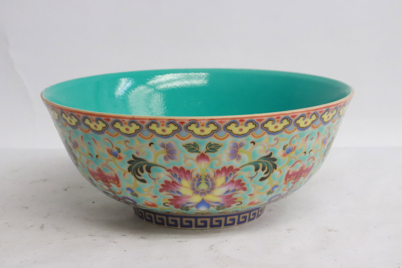 Beautiful famille rose porcelain bowl: Beautiful famille rose porcelain bowl, 2.5"x6"dia