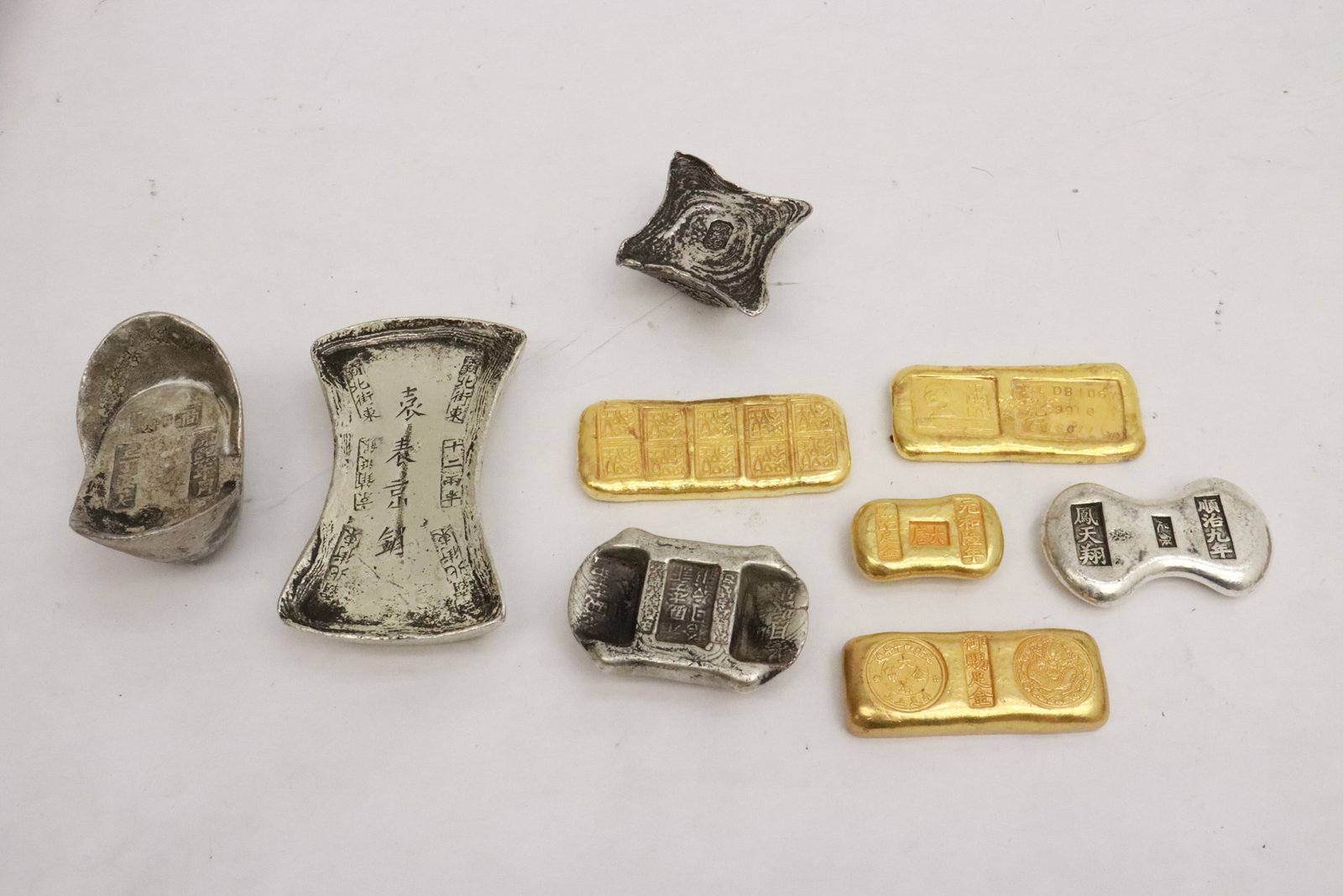 9 metal nuggets: 9 metal nuggets, these are NOT real, the only serve for souvenir purposes, 0.9"x1.6"x0.4" - 3.8"x2.4"x0.85"