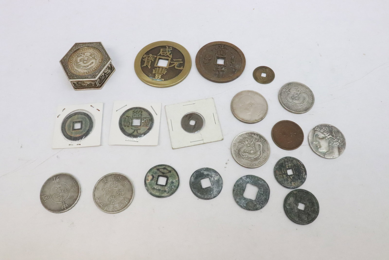 Lot of reproduction coins: Lot of reproduction coins, these are NOT real, the only serve for souvenir purposes