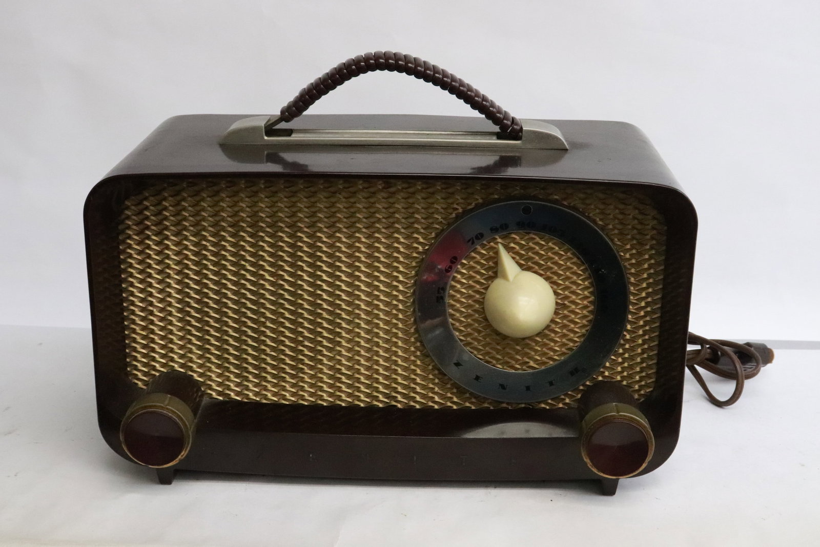 Vintage Bakelite cased radio: Vintage Bakelite cased radio, 7.5"x12.15"x6.9"