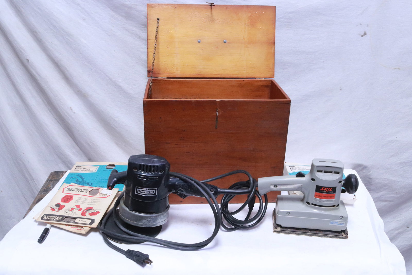 Vintage Skil sander: Vintage Skil sander in very good condition (box: 13.5"x14.9"x8.4")