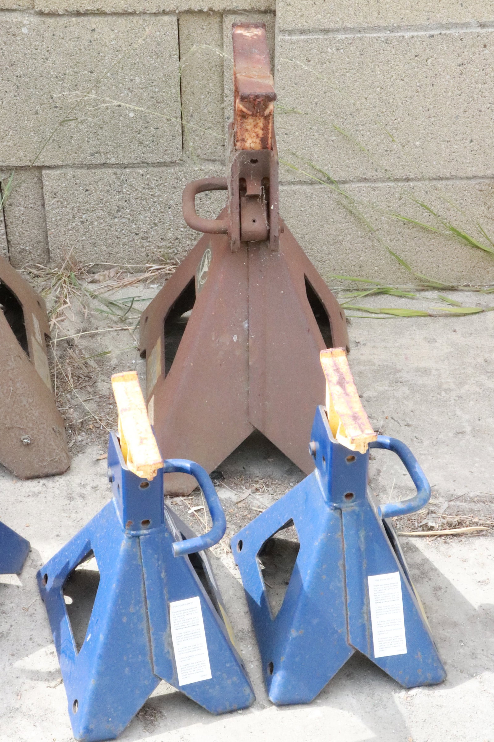 7 floor jack stands - 3