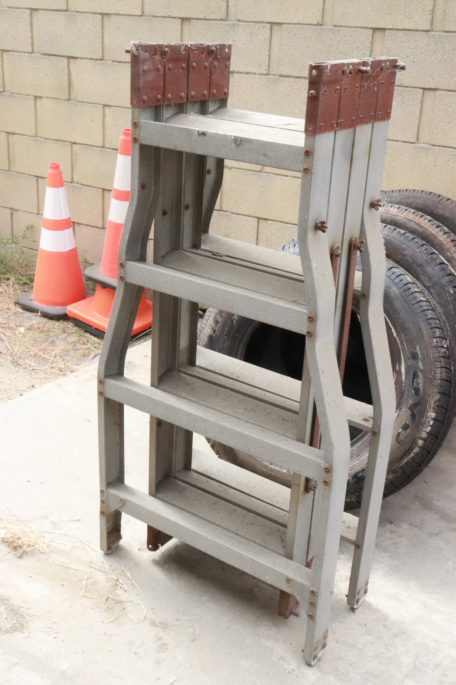 Floor folding ladder: Floor folding ladder, 50.5"x25"x12"