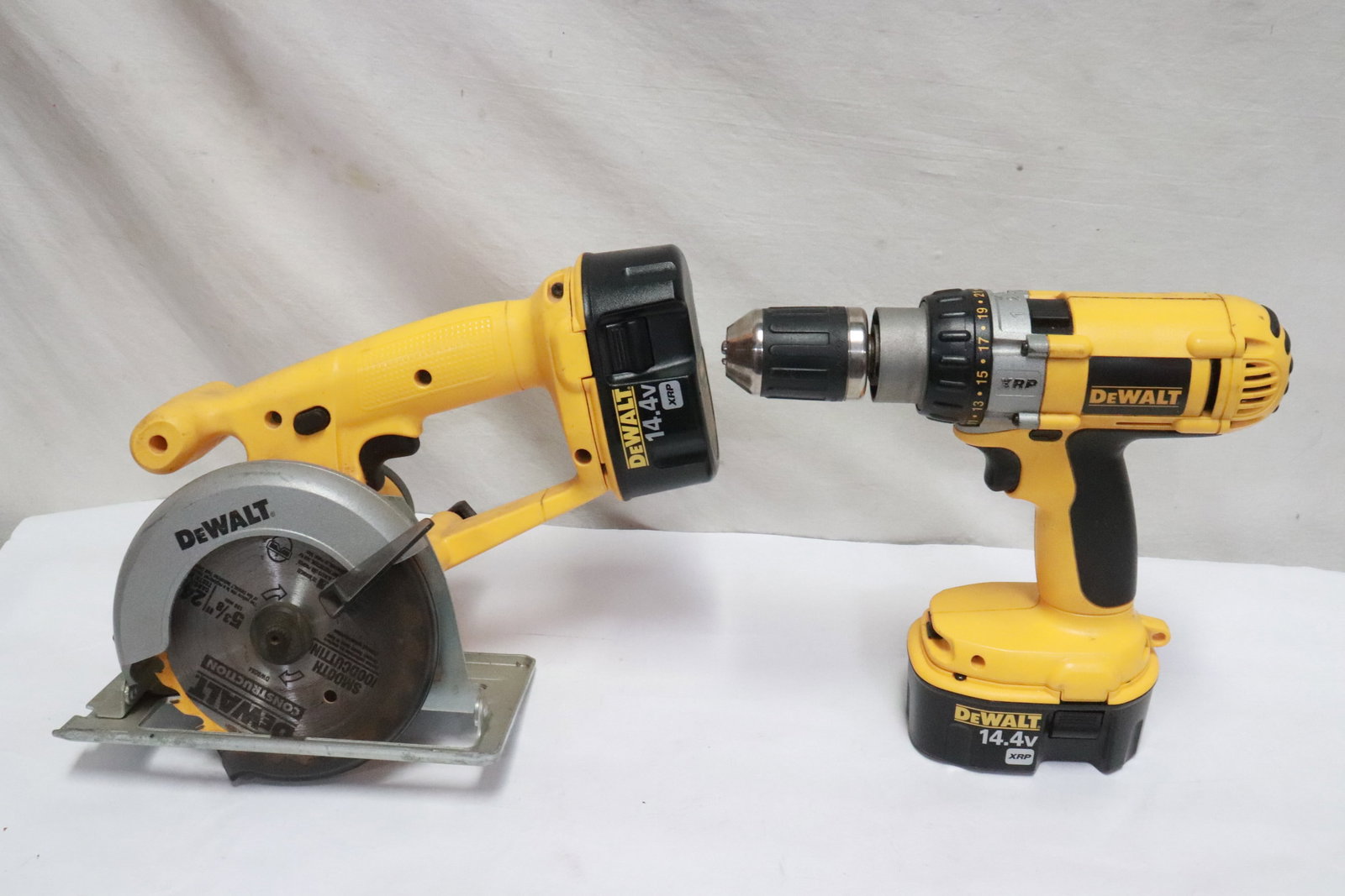 2 pieces Dewalt: 2 pieces Dewalt; a drill and a saw with batteries and battery charger