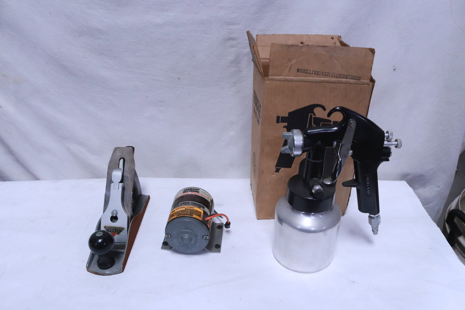 3 pieces: 3 pieces; a Jabsco water pump (3.4"x5.4"x4.1"), a Miller Falls wood planer (5.4"x9.2"x2.4"), and a air sprayer (10.8"x7.3"x4.2" (box:11"x7"x4.4"))