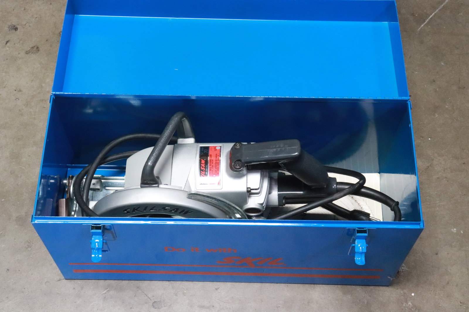A Skil saw: A Skil saw (box:13"x21.5"x8.6")