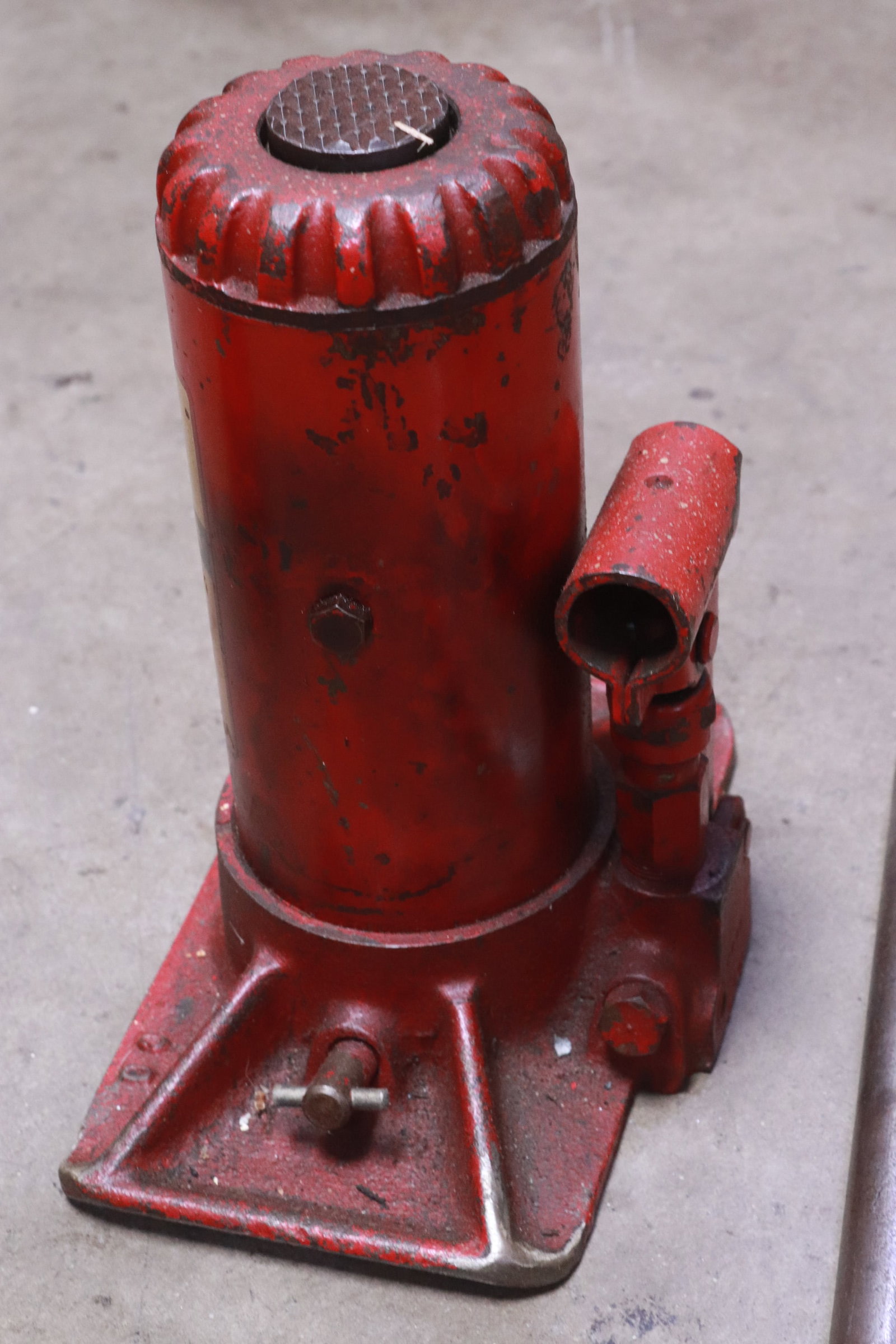2 floor jacks - 4