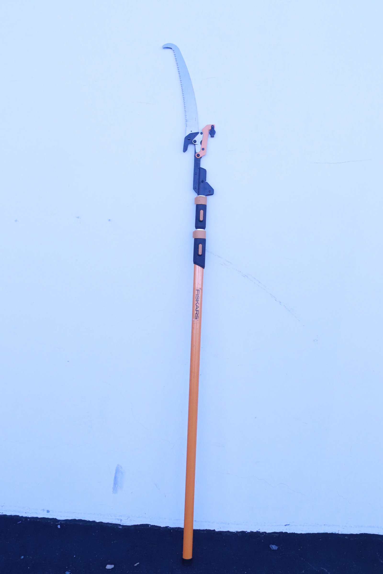 A Fiskars tree trimmer in as new condition: A Fiskars tree trimmer (90"L) in as new condition