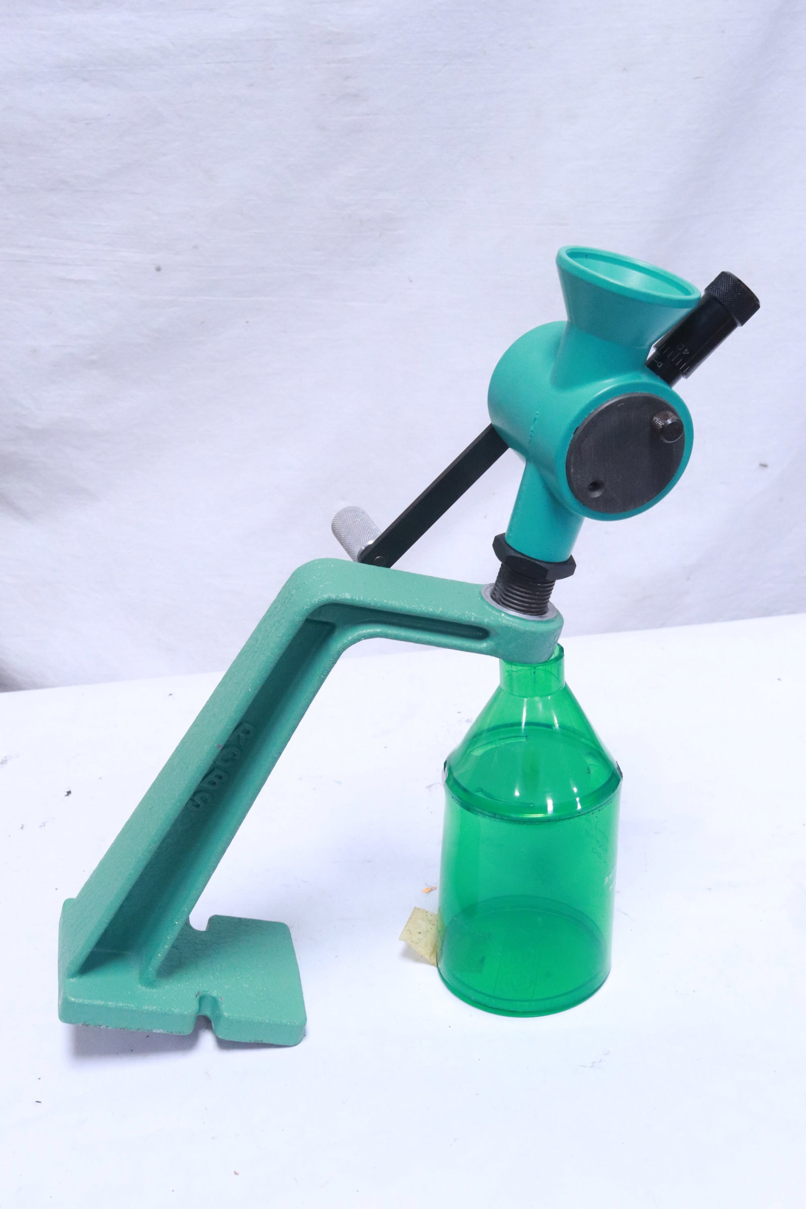 A powder measuring device - 4