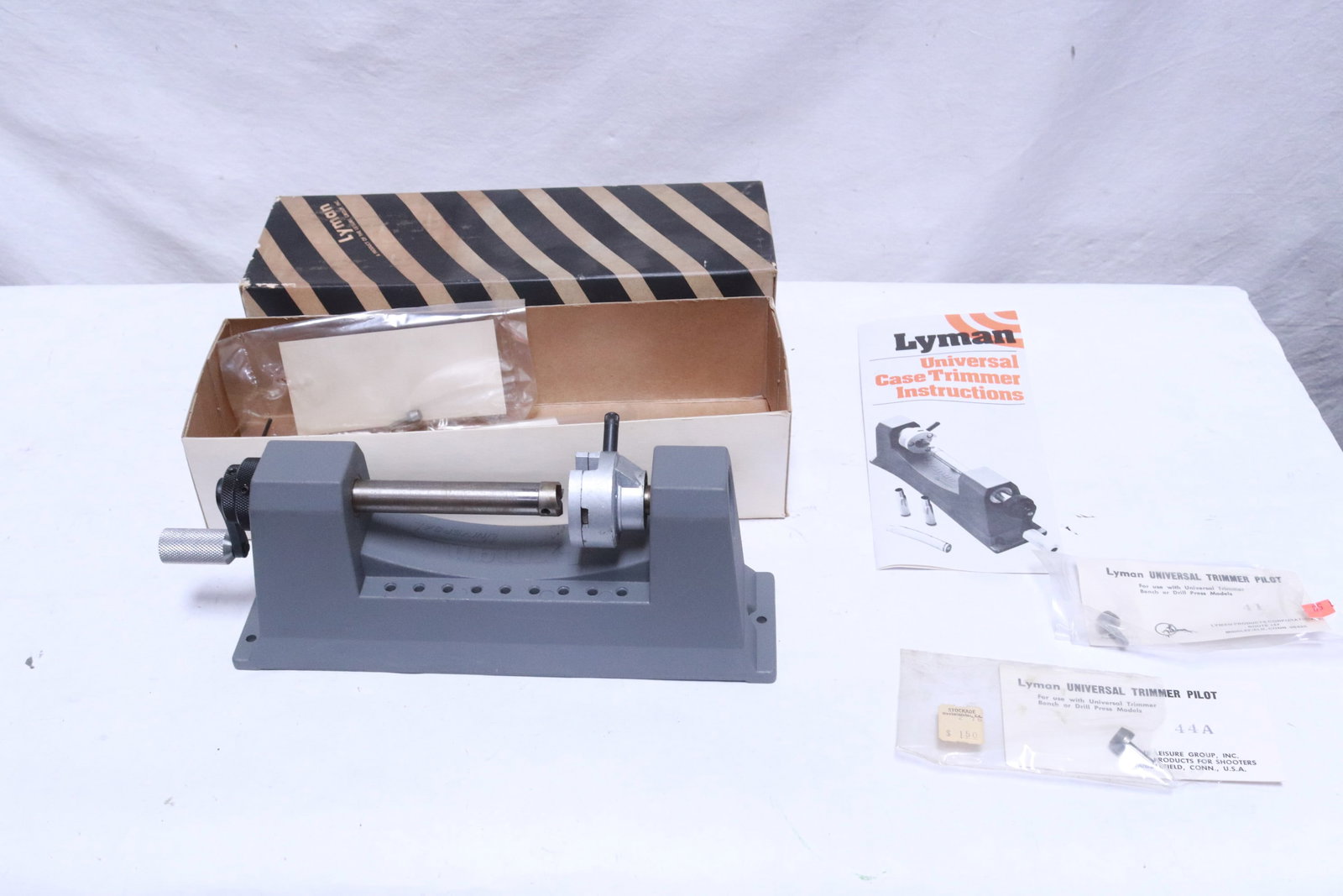 A Lyman universal case trimmer: A Lyman universal case trimmer, 11"x3.65"x2.6" (box:3"x11.7"x4.35")
