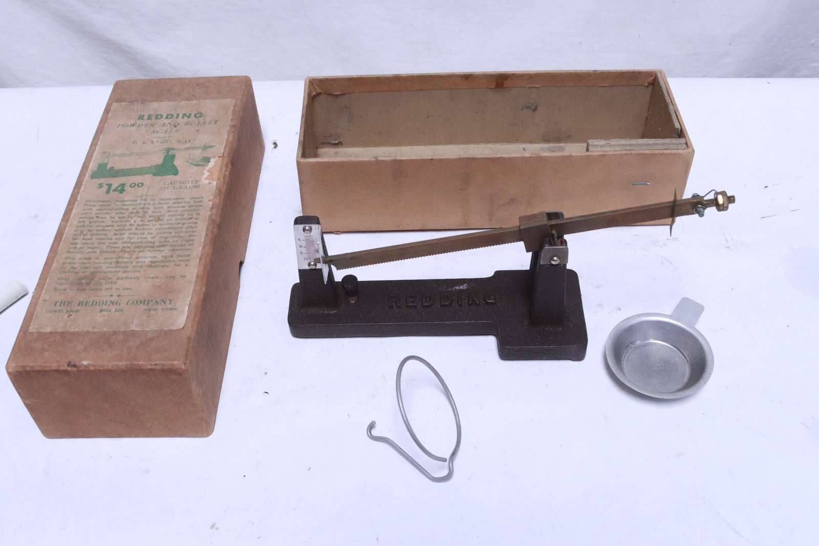A vintage Redding powder and bullet scale: A vintage Redding powder and bullet scale (9.8"x3.7"x2.6")