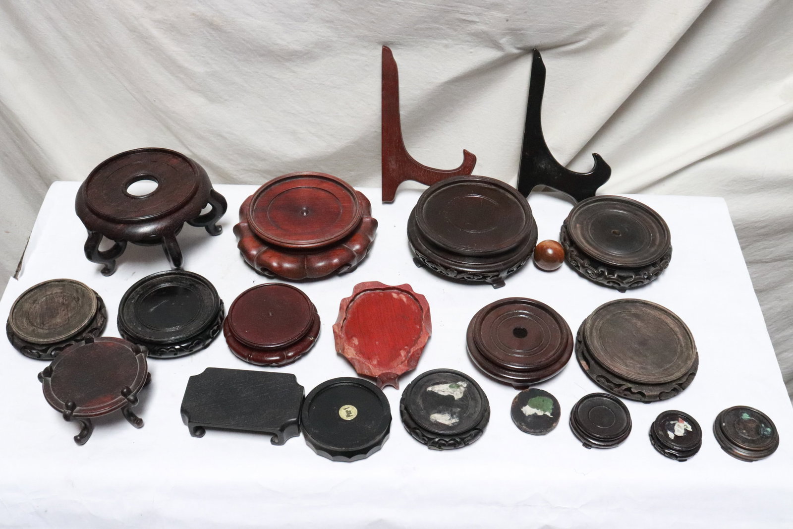 Lot of Chinese wood stands: Lot of Chinese wood stands
