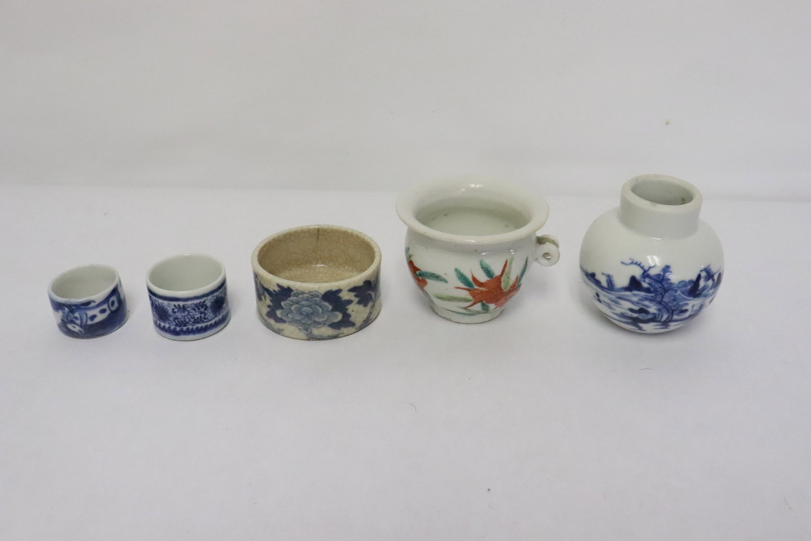 5 Chinese vintage porcelain bird feeders: 5 Chinese vintage porcelain bird feeders, 0.8"x1.45"x1.15" - 2.4"x2.4"dia