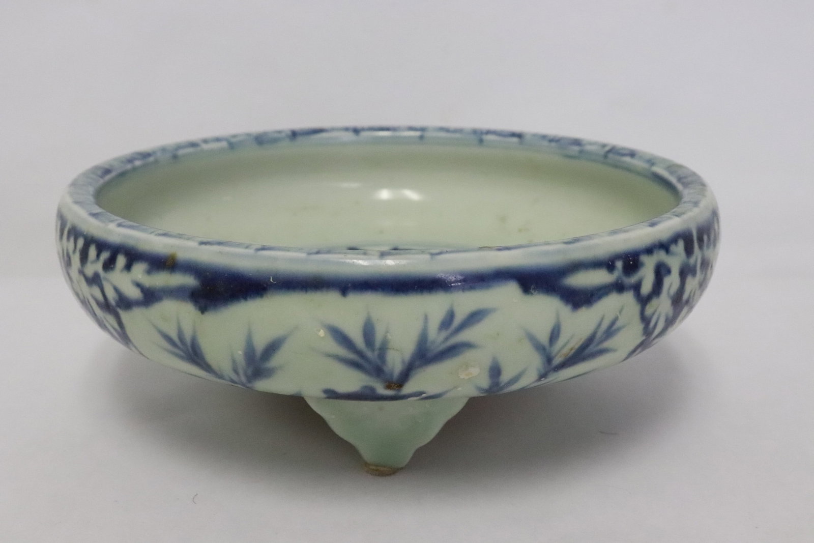 Vintage Chinese blue & white porcelain tripod censer: Vintage Chinese blue and white porcelain tripod censer, 2.83"x7.7"dia