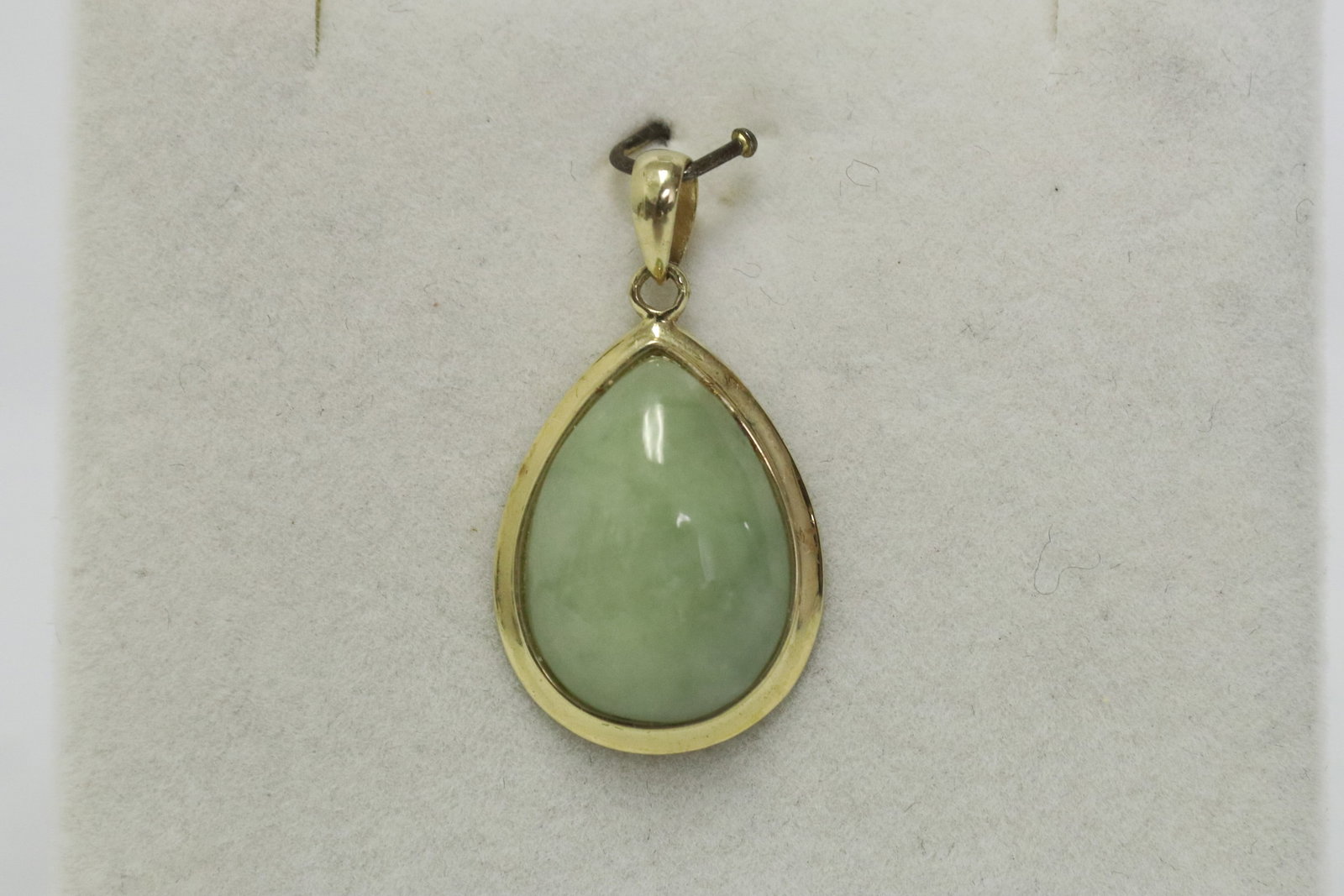 14K Y/G pendant with a natural jadeite: 14K Y/G pendant, center a natural jadeite measures approx. 18x12mm, wt. 4.0gm
