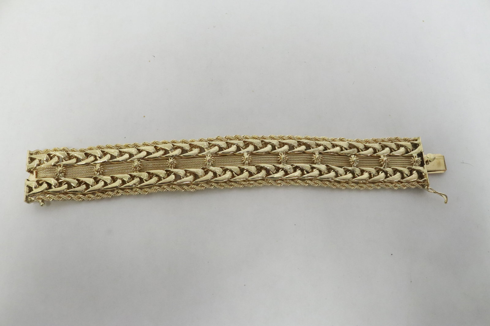A vintage heavy 14K Y/G fancy design bracelet: A beautiful vintage heavy 14K Y/G fancy design bracelet, wt. 74.2gm