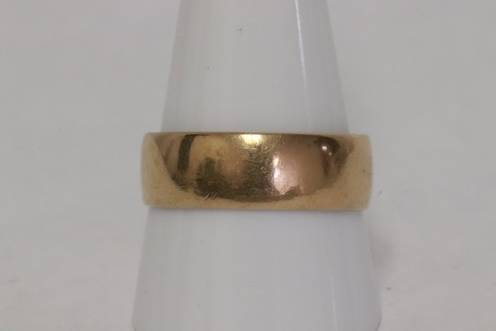 A 14K Y/G band: A 14K Y/G band, wt. 5.4gm, size 10.5