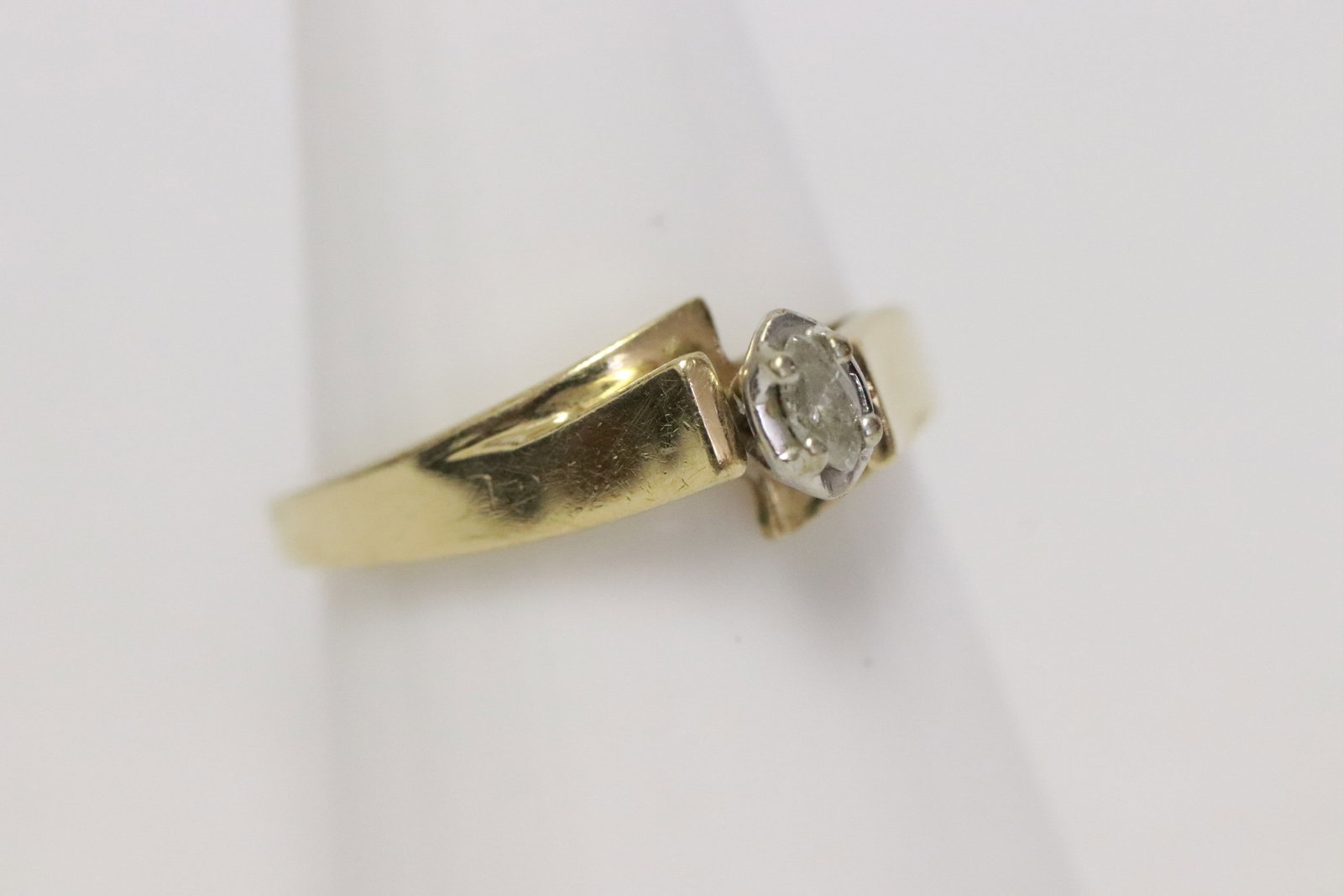 A 10K Y/G diamond ring - 2