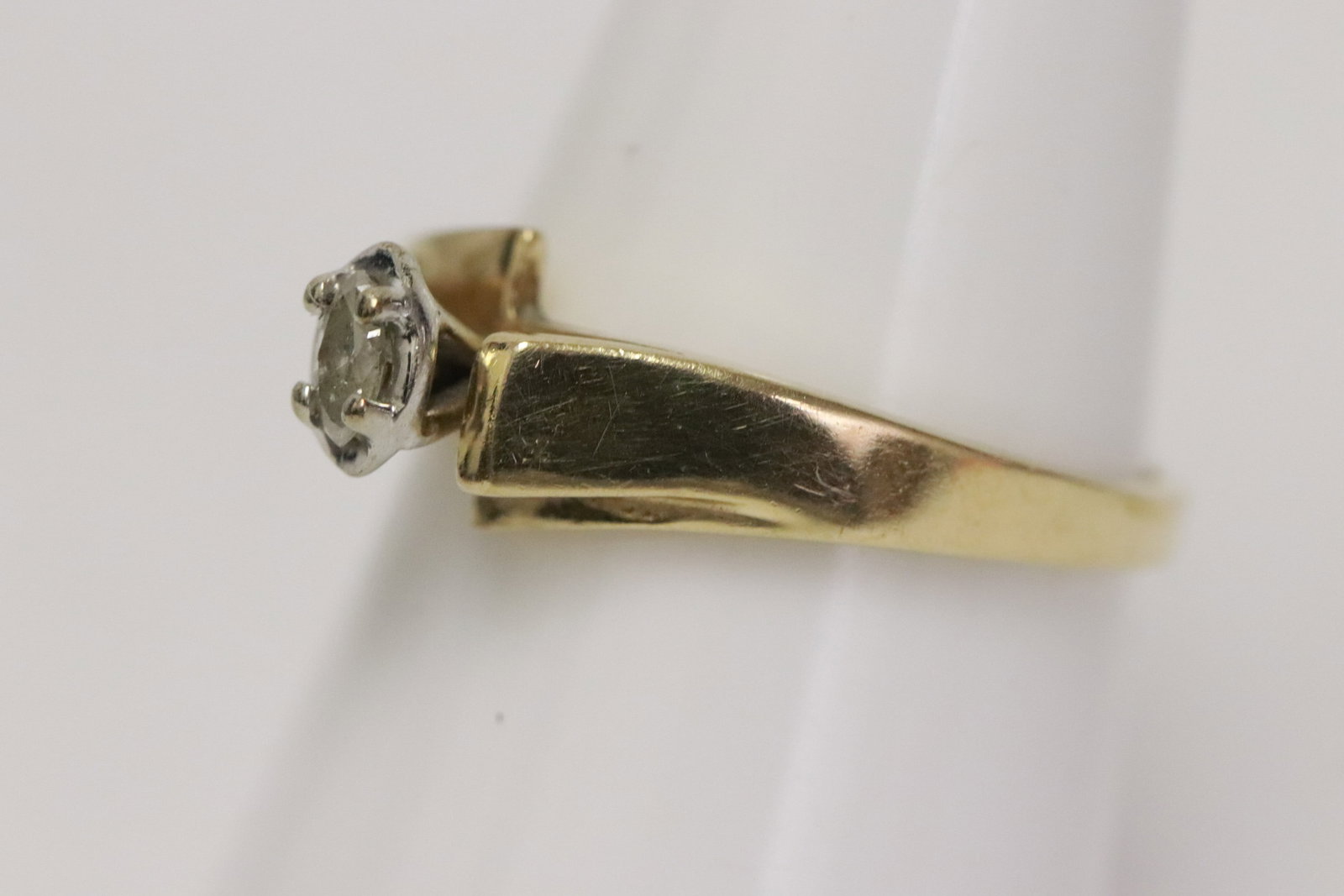 A 10K Y/G diamond ring - 3