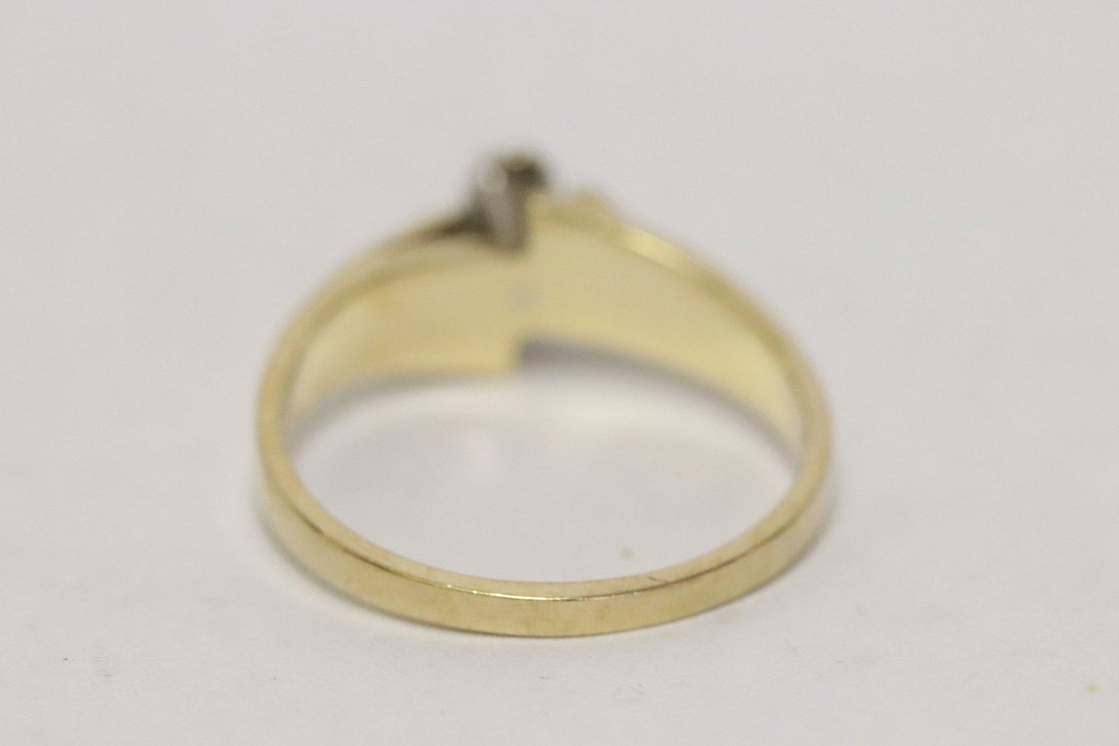 A 10K Y/G diamond ring - 4