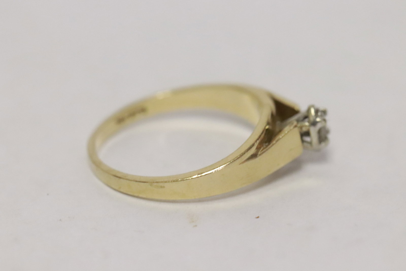 A 10K Y/G diamond ring - 5