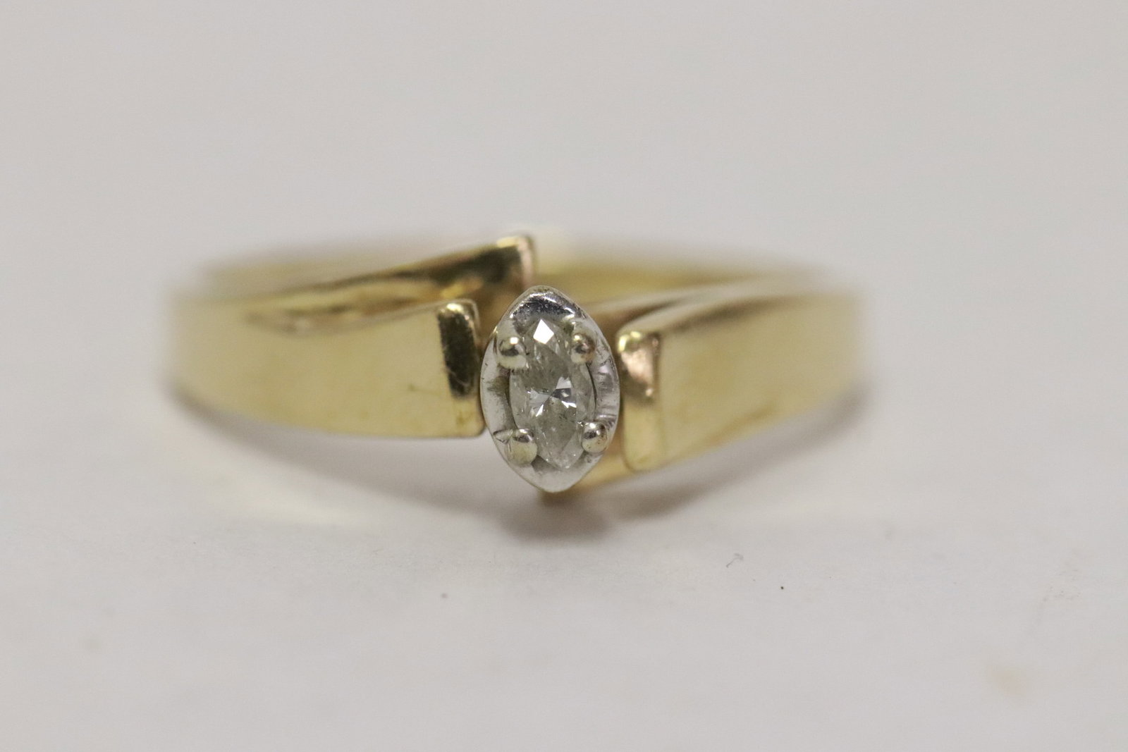 A 10K Y/G diamond ring - 6