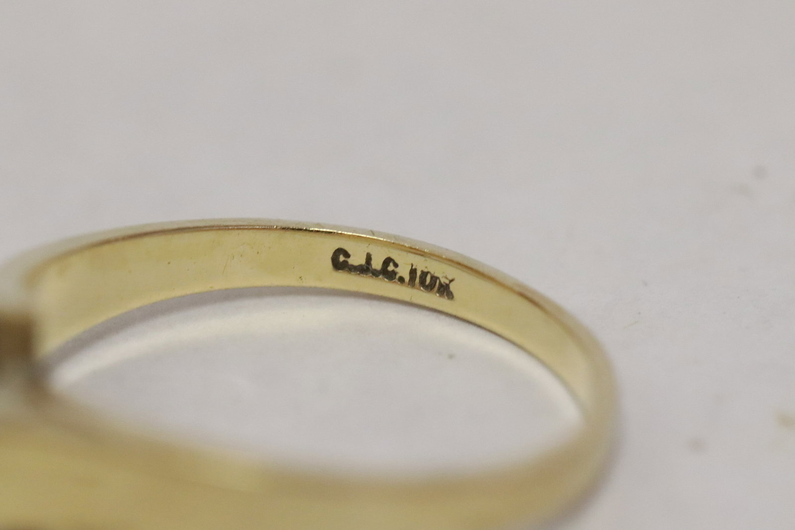 A 10K Y/G diamond ring - 7