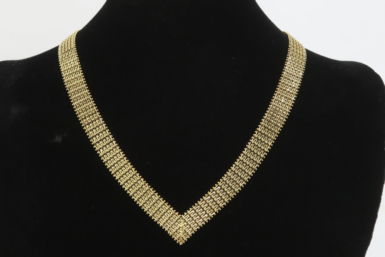 18K Y/G mesh necklace w/ Chevron pattern design: A beautiful 18K Y/G "V" shape mesh necklace (17.4"L) with Chevron pattern design, wt. 46gm