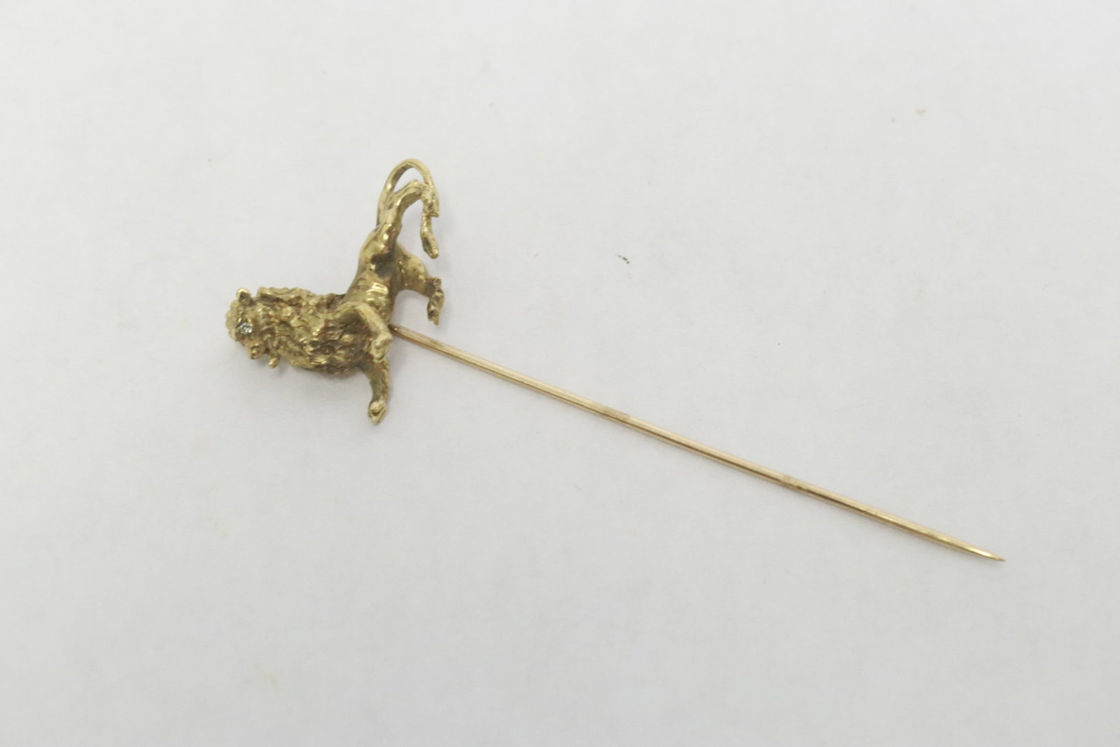 Victorian 14K Y/G stick pin w diamonds: Victorian 14K Y/G stick pin (3.2"L) with lion motif finial (0.8"x1.1"), set with small diamonds, wt. 5.0gm