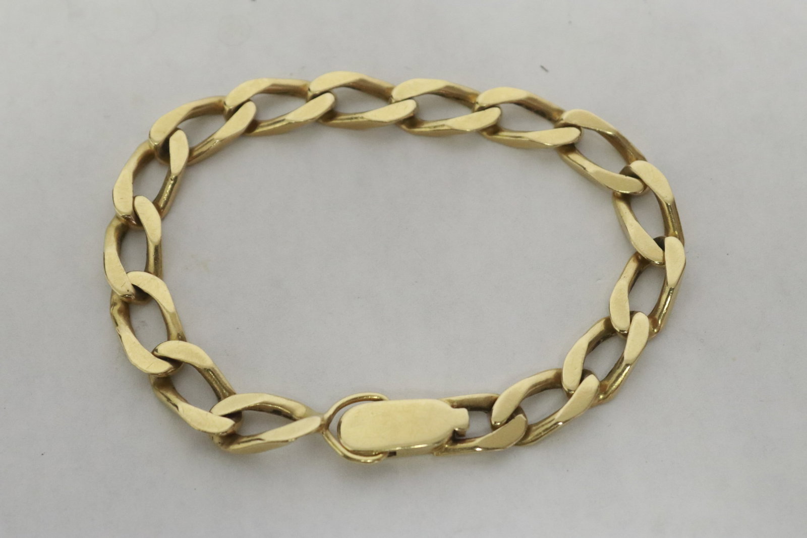 A figaro link 14K Y/G bracelet: A figaro link 14K Y/G bracelet (7.6"L), wt. 23.4gm