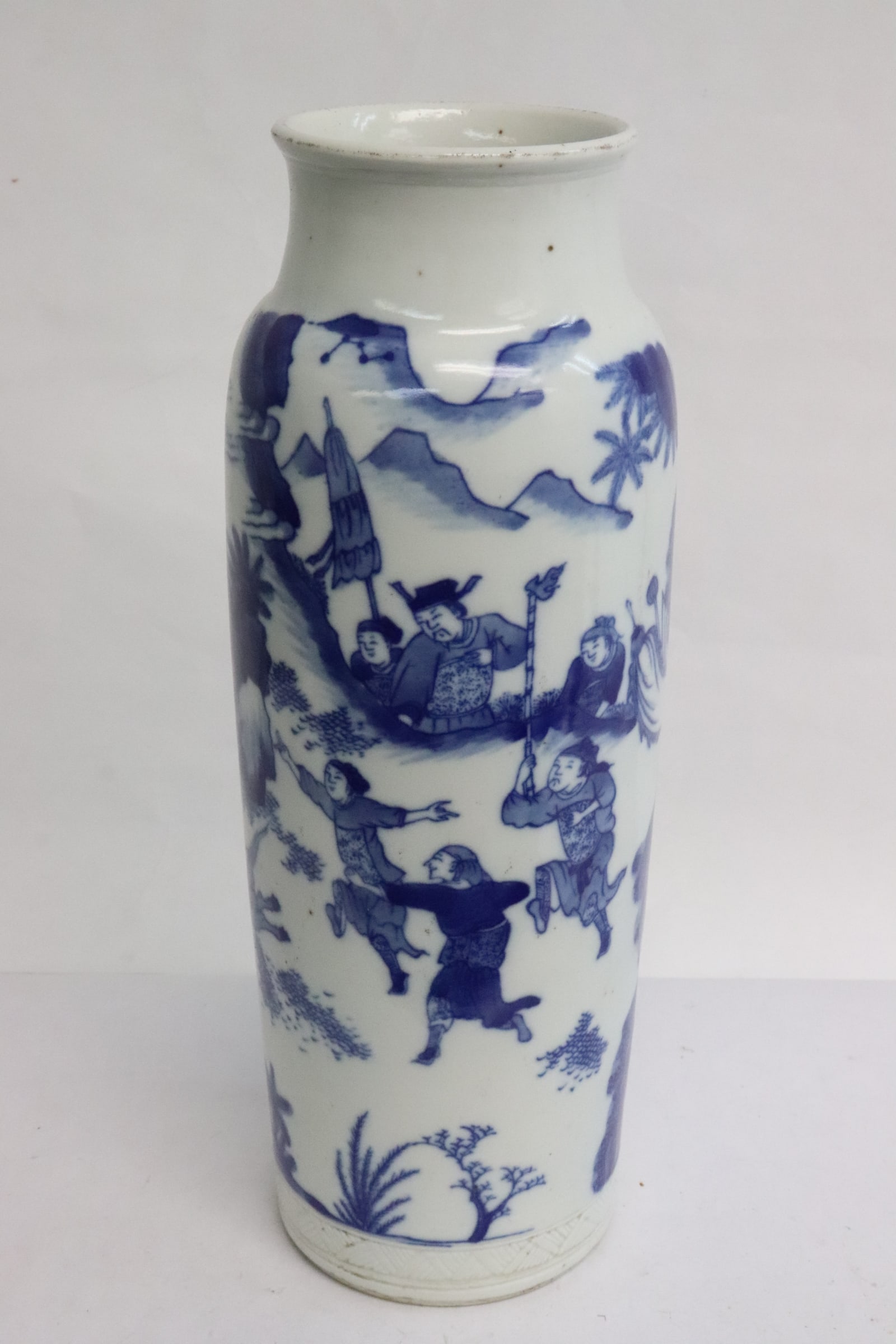 Chinese blue and white porcelain straight vase: Chinese blue and white porcelain straight vase, 12.1"x4.6"dia