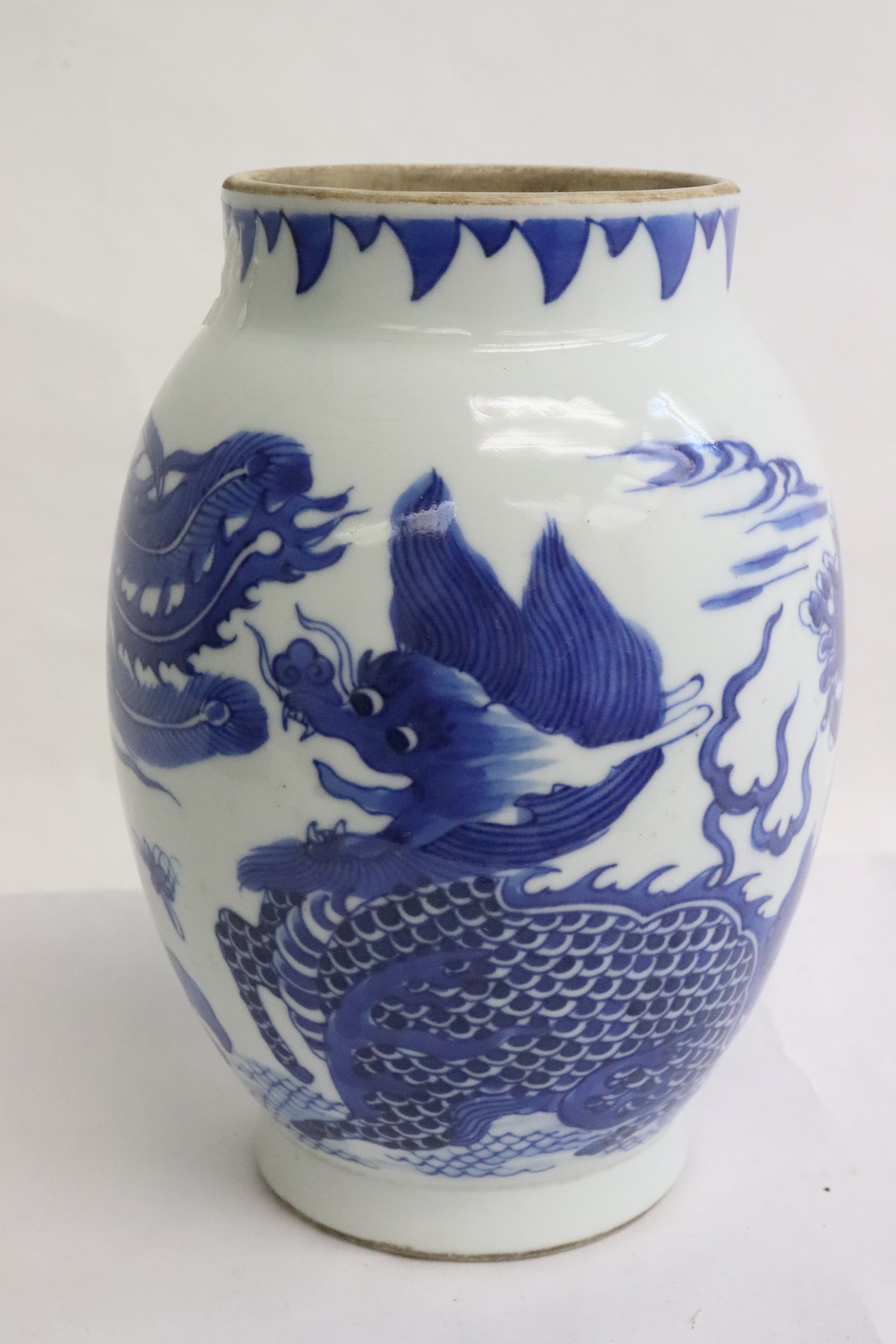 Chinese vintage blue and white porcelain jar: Chinese vintage blue and white porcelain jar, 6.5"x4.7"dia