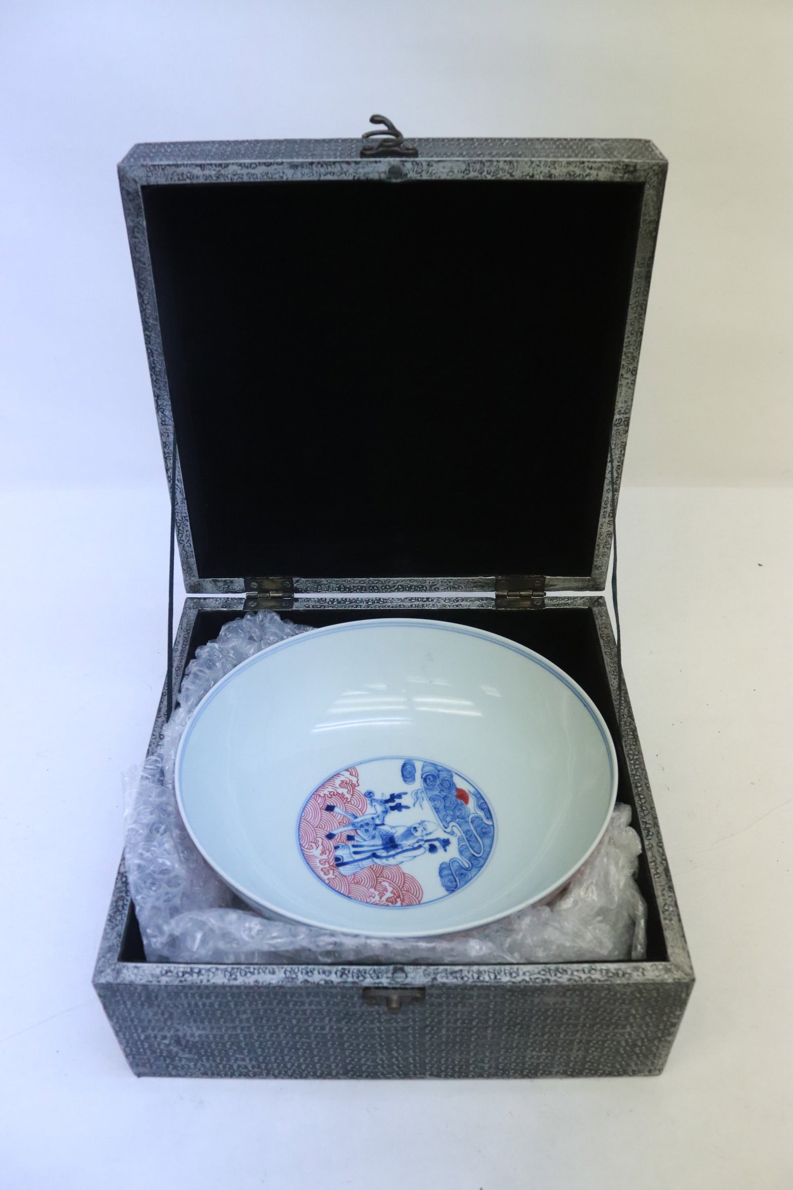 Large Chinese doucai porcelain bowl (1 of 9)