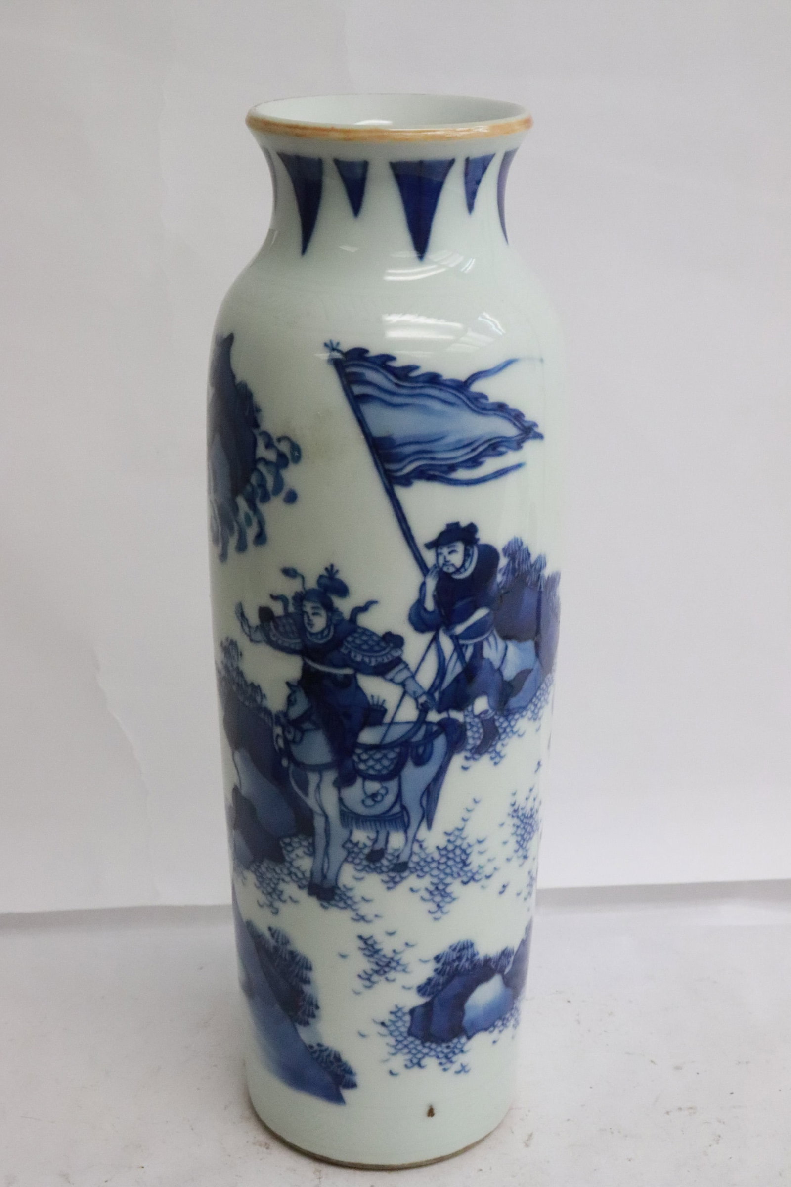 Chinese blue and white porcelain straight vase: Chinese blue and white porcelain straight vase, 10.9"x3.7"dia