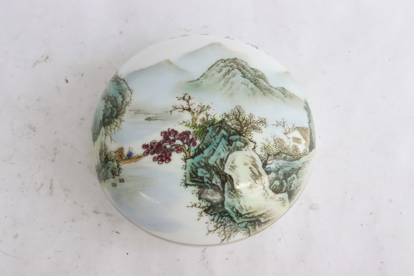 A beautiful famille rose porcelain ink box: A beautiful famille rose porcelain ink box, 2.3"x4.35"dia