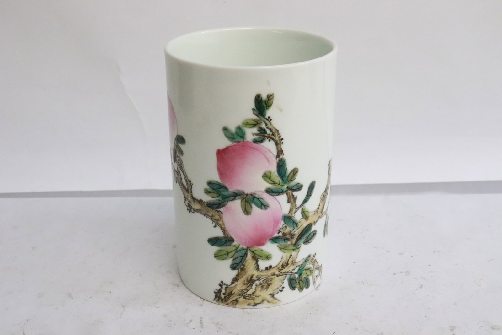 Beautiful famille rose porcelain brush holder: Beautiful famille rose porcelain brush holder, 4.85"x3.2"dia