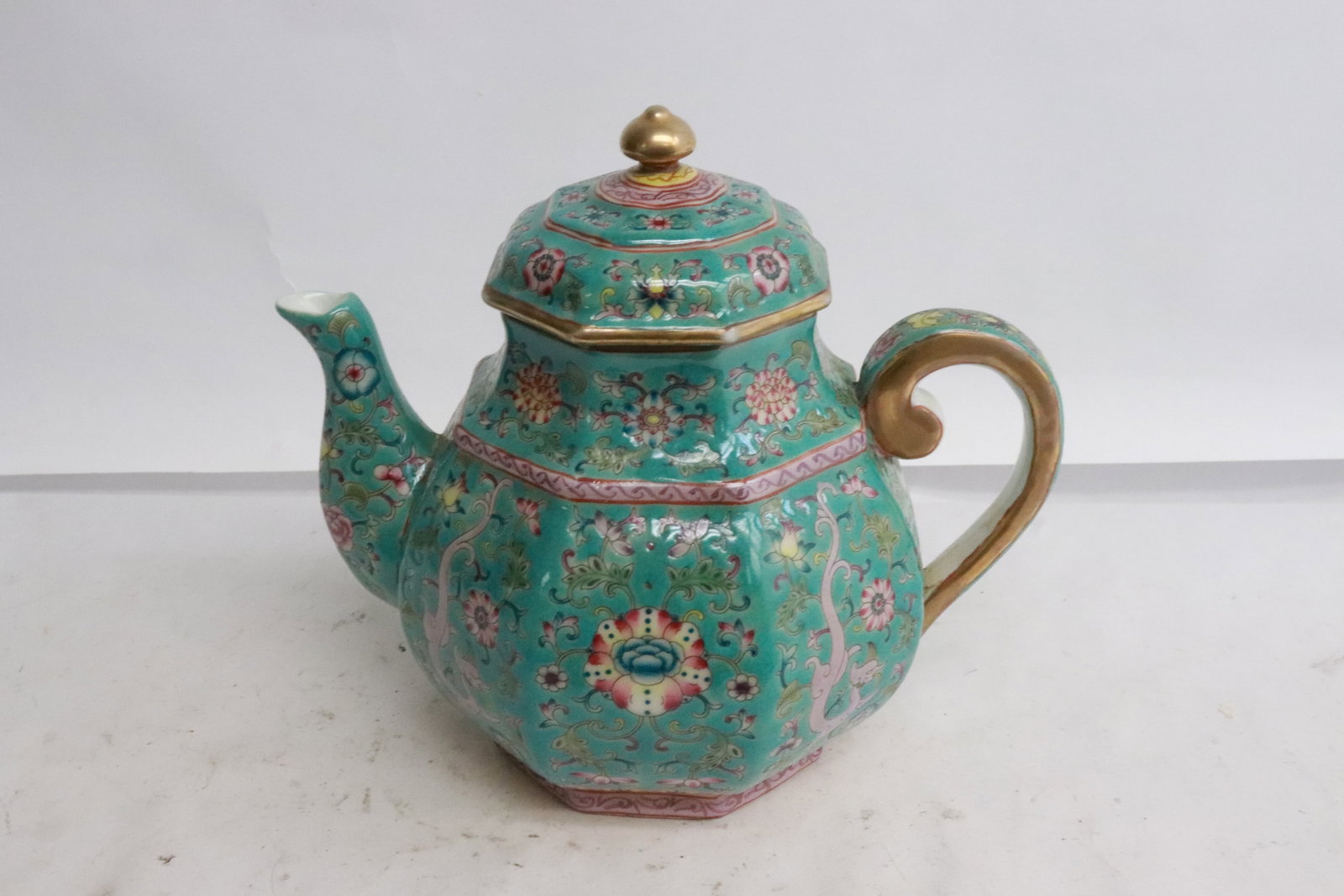Beautiful Chinese famille rose porcelain teapot: Beautiful Chinese famille rose porcelain teapot, 6.3"x7.15"x4.85"