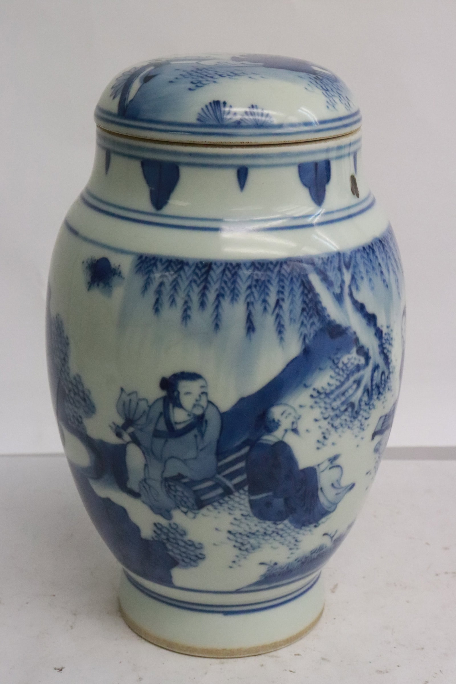 Fine Chinese blue and white tea caddy: Fine Chinese blue and white tea caddy, 7.9"x4.9"dia