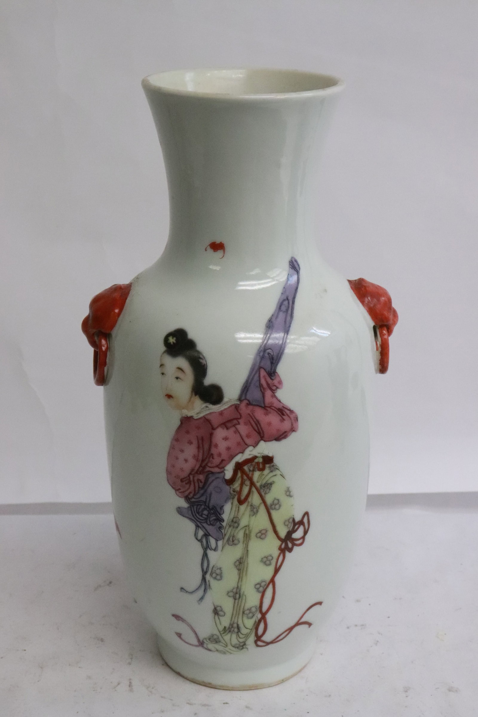 Chinese famille rose porcelain vase: Chinese famille rose porcelain vase, 10.9"x5.15"x4.6"